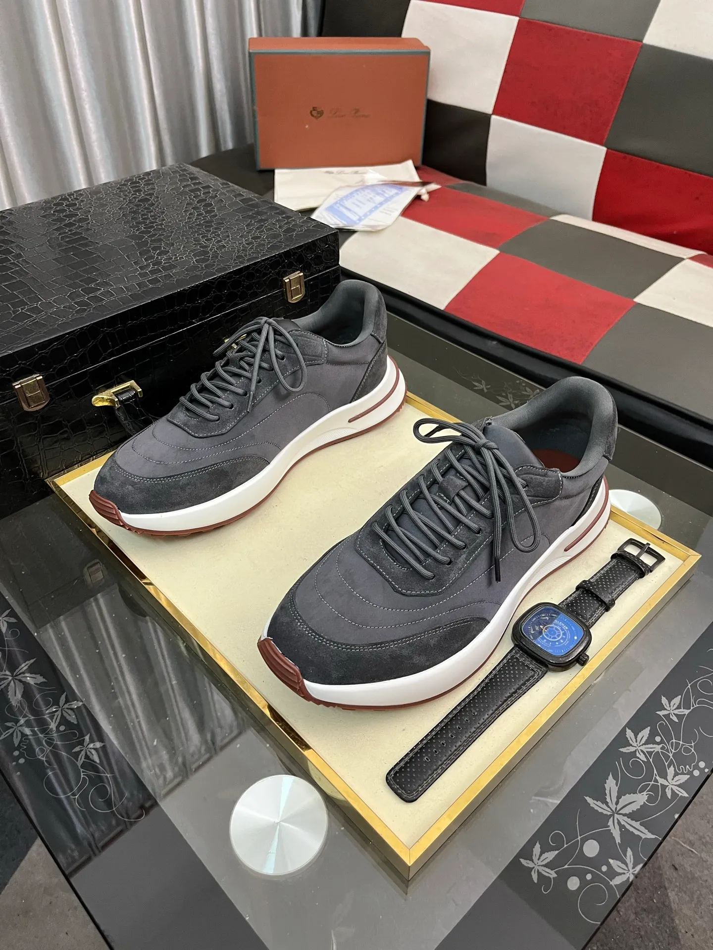 Men's shoes 💰458⌚️⌚️ Loro Pian* Loro Pian* casual shoes are made of cowhide frosted cowhide. Unique texture, simple and elegant, in line with Asian shoe lasts. Almond toe bar, apron style toe, drum-stitched upper. Same color stitching details. Slip-on style for easy on and off. Original color full cowhide lining. The insole is decorated with the 🈶️ brand logo. The original open-molded TPU raw rubber outsole. The soft rubber sole has super grip performance. Comfortable and casual style. You can create 🉑casual🉑formal urban style at will!  Code number: 38-44